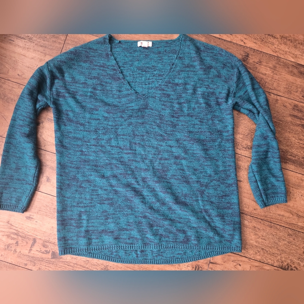 Arizona Jean Company Blue V-Neck Knit Sweater featuring a high/low‎ hem. Size XL